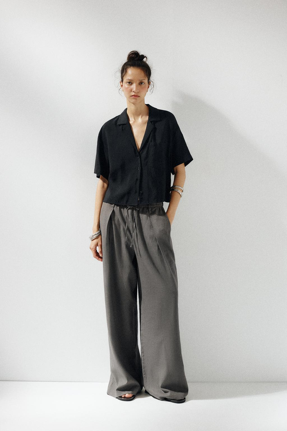 ZARA РУБАШКА СТРУЯЩЕГОСЯ КРОЯ С КАРМАНОМ, ЧЕРНЫЙ