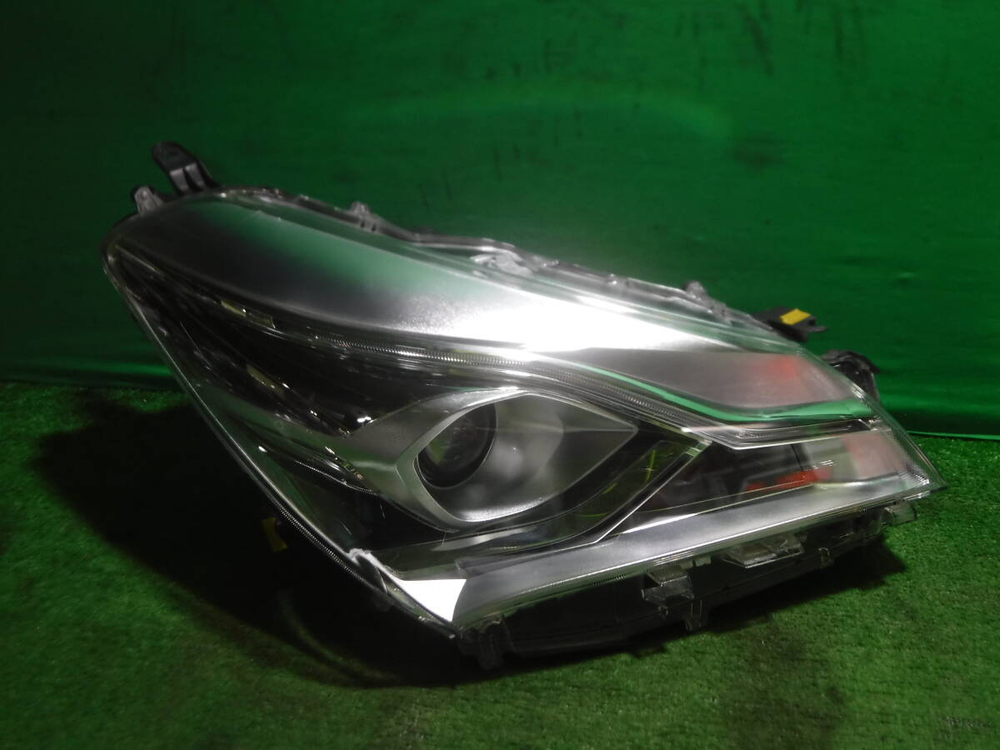 фара правая Toyota Vitz NSP130 135