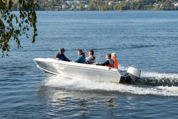 Алюминиевая лодка Алюмакс-435К с консолью