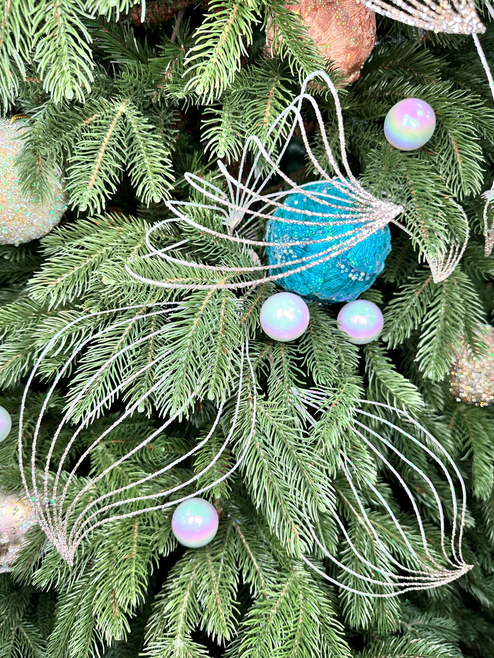 Веточка с резными листьями 86см ChristmasDeLuxe перламутровая с серебряным глиттером