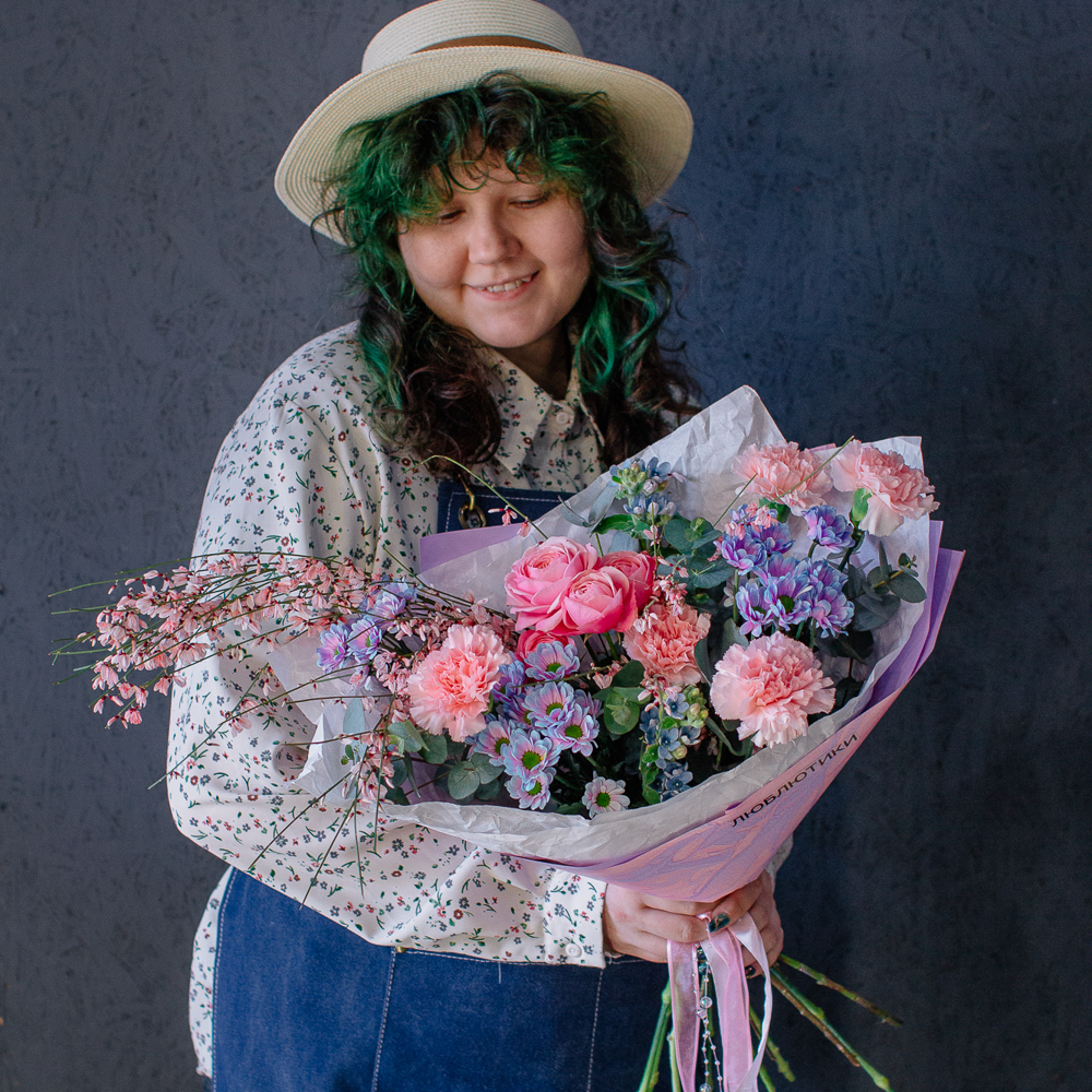 147. Нежный букет с розовыми пионовидными розами