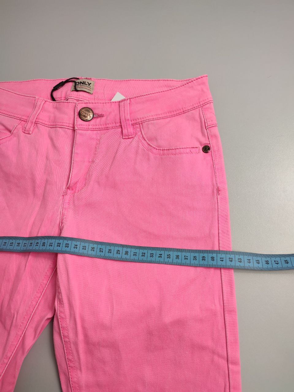Джинсы  Only яркого цвета 40 размер