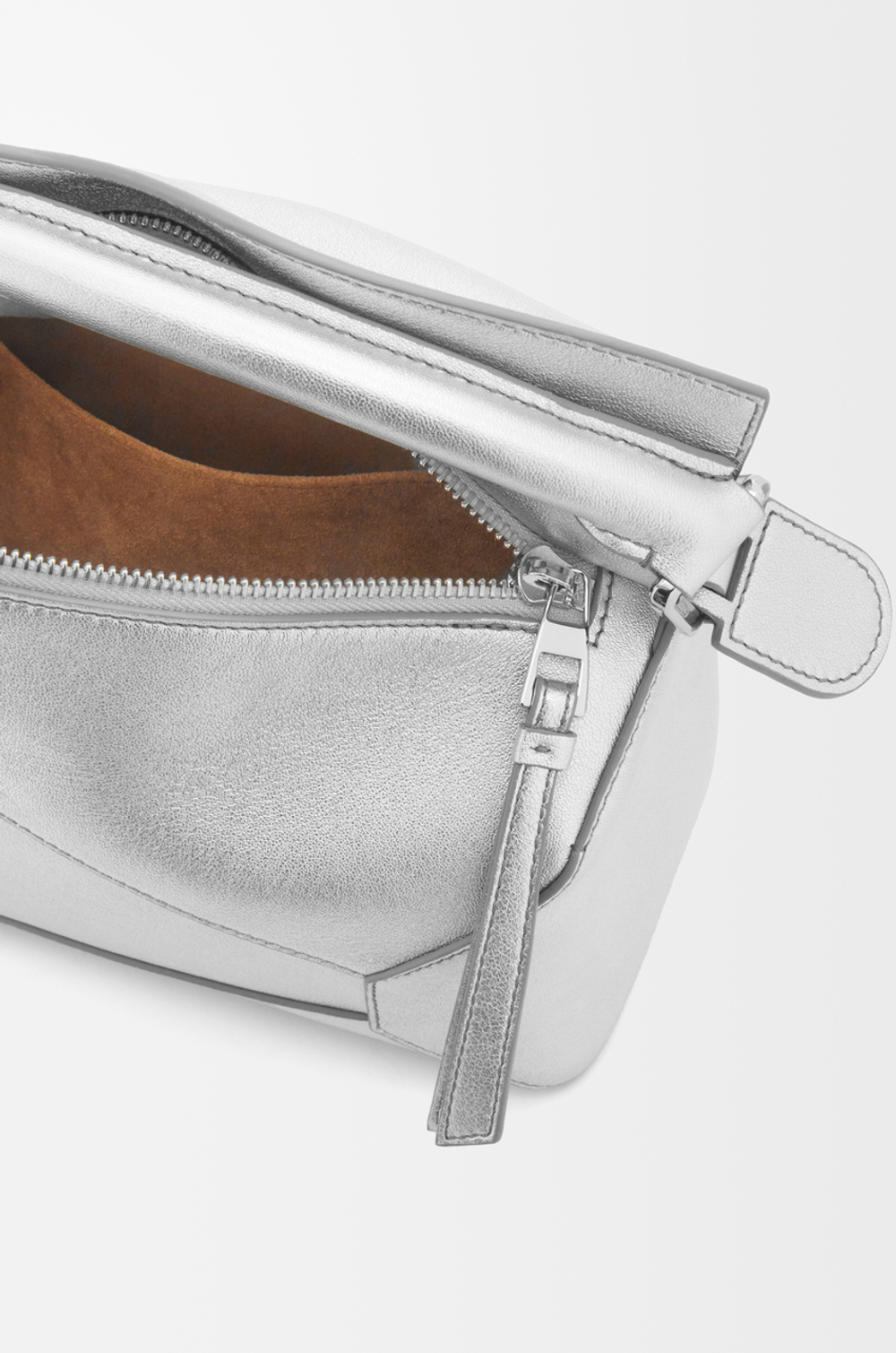 Loewe Маленькая сумка Puzzle Edge из ламинированной овечьей кожи, серебряный