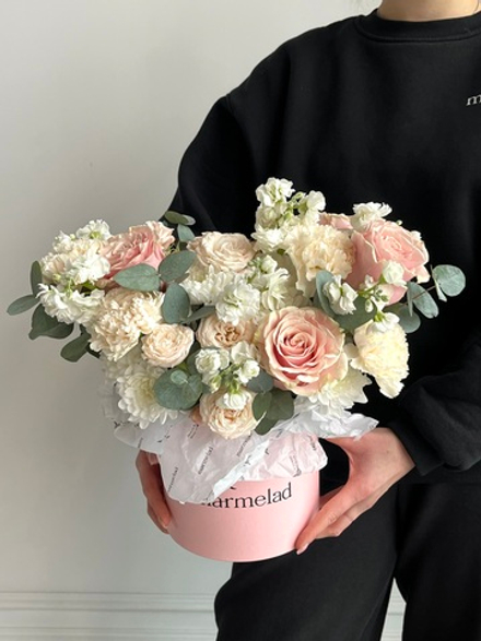 Цветочная коробка в кремовых оттенках размер S