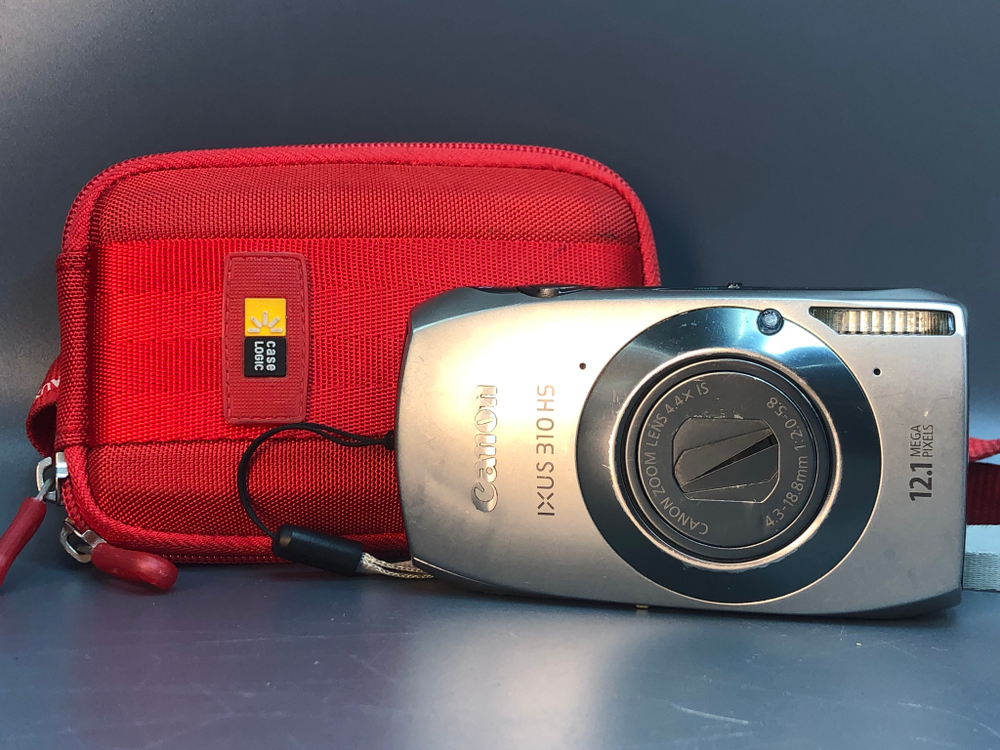 Canon Ixus 310 HS, слегка залипает шторка. Видны пылинки на фотографии