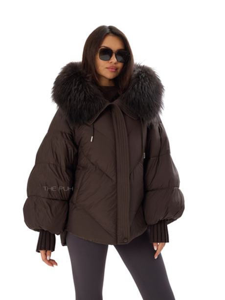 Объемный шоколадный пуховик с трикотажными манжетами