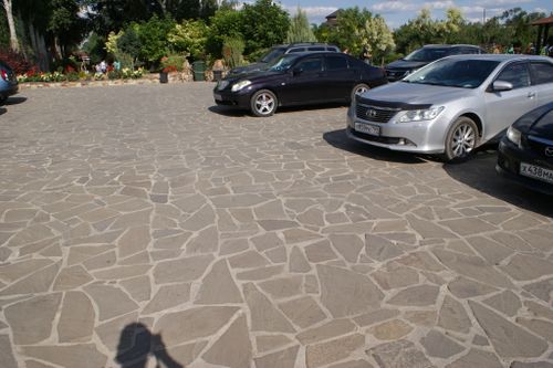 Paving with gray-green sandstone 5 cm thick