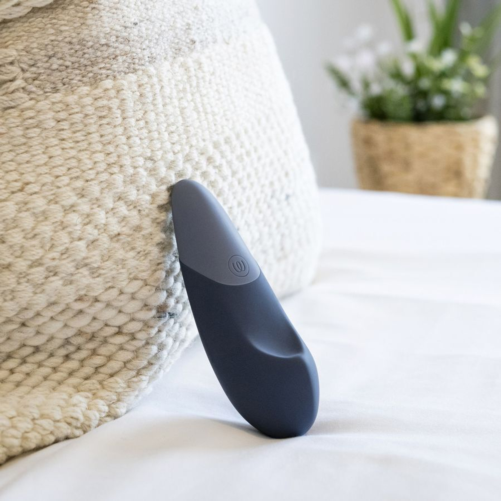 Темно-синий клиторальный вибратор Womanizer Vibe