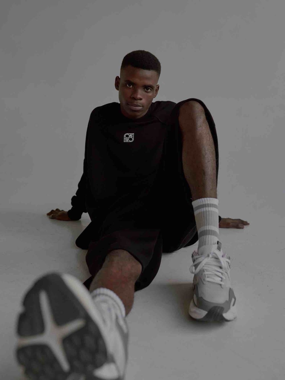 Толстовка One Two Raglan Sweatshirt Logo Black черная