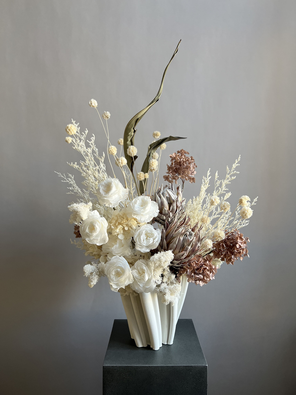 Композиция в кашпо Иванхое с розами