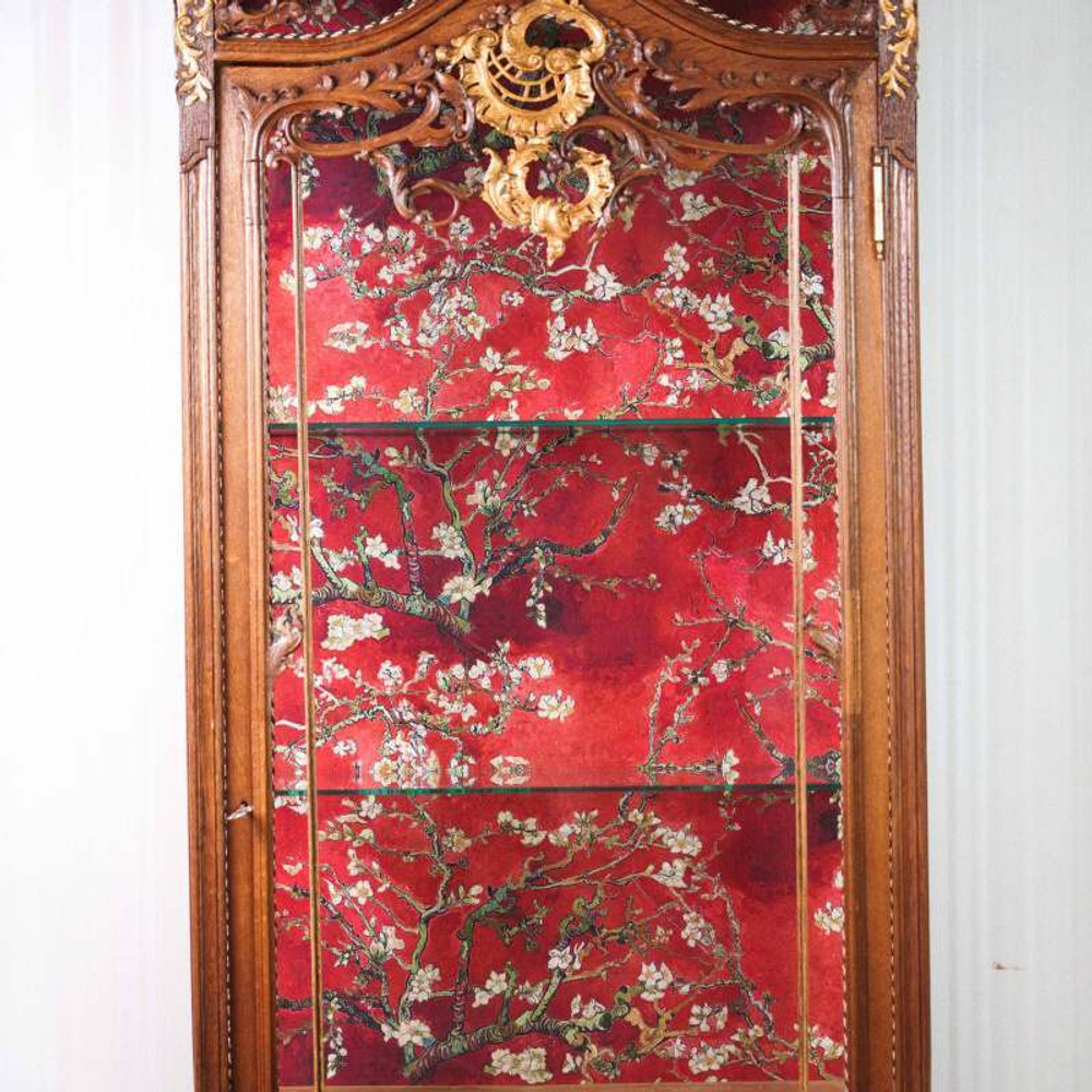 Витрина из дуба с позолотой в стиле Рококо