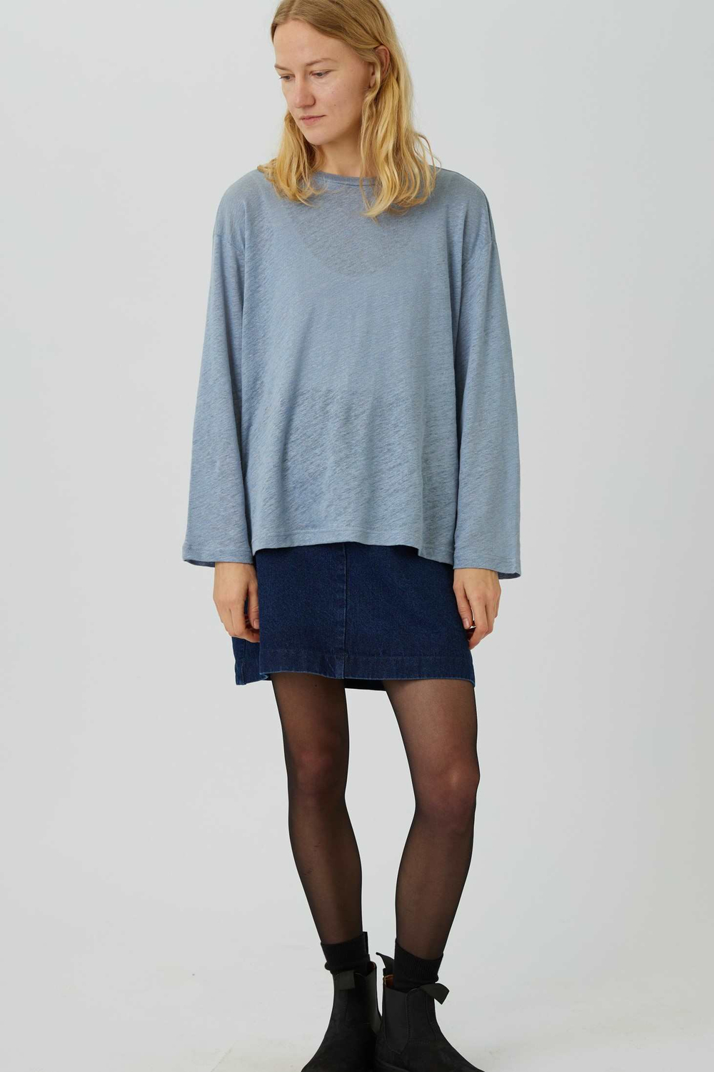 Топ с разрезами из голубого льна