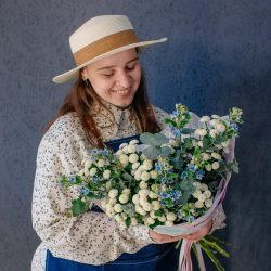 142. Романтичный стойкий букет с оксипеталумом и сантини