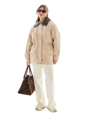 Бежевый пуховик из эко-замши с мехом песца и кожаным воротником