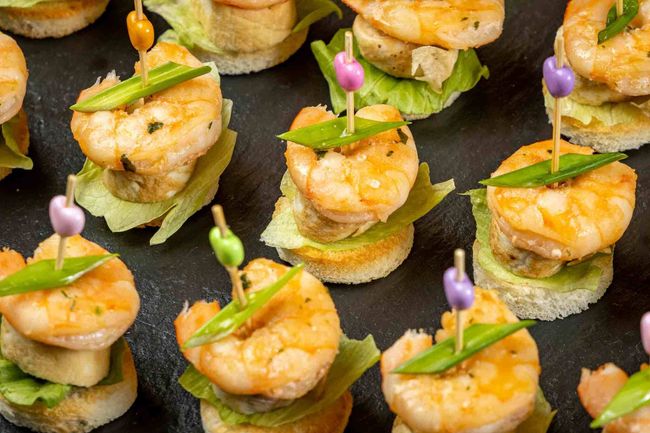 Канапе с омлетом томаго и креветкой, 20 шт.