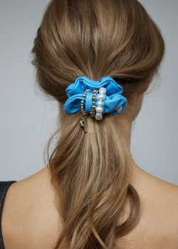 Кожаная резинка голубого цвета