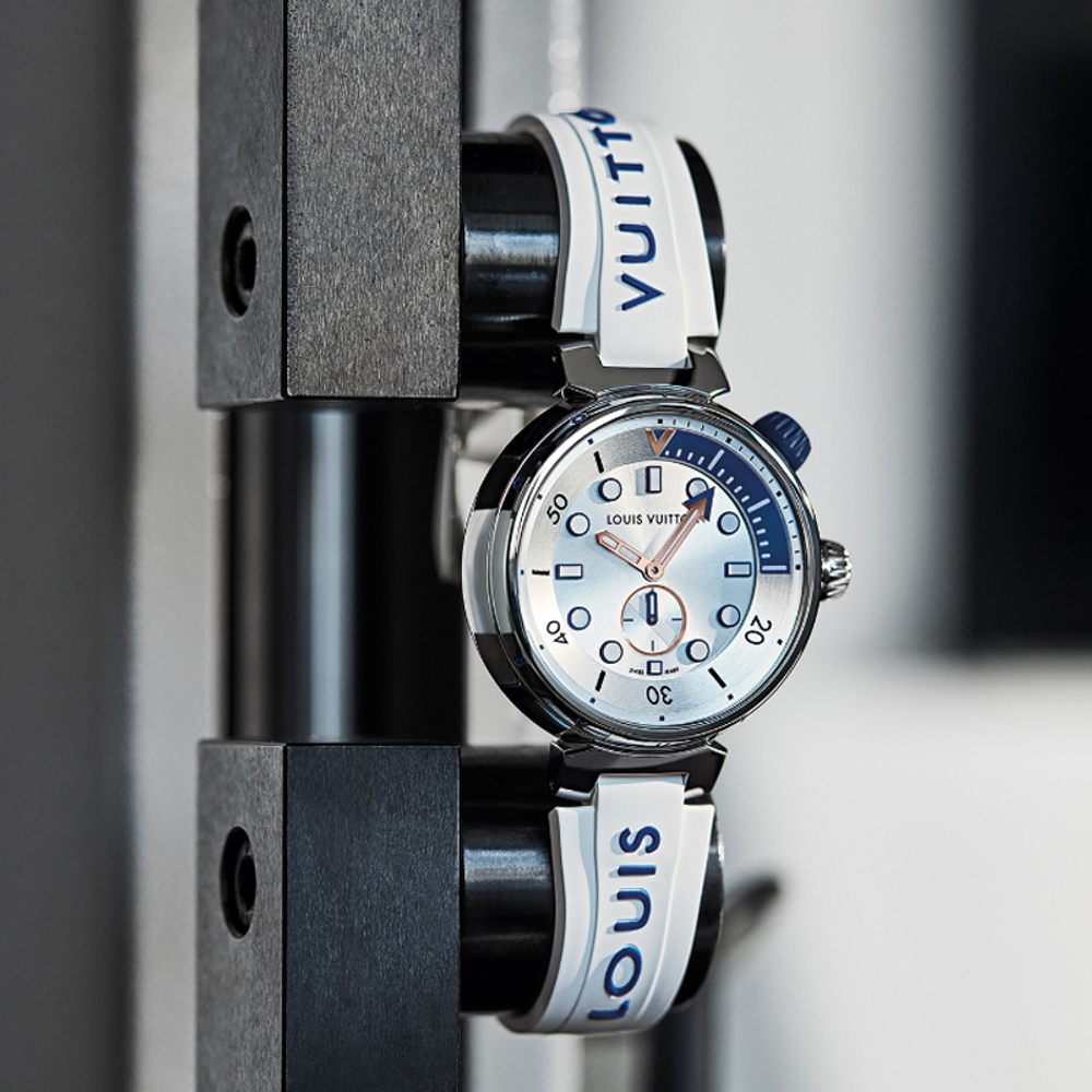 LOUIS VUITTON TAMBOUR Wrist Watch Quartz Movement Rubber Strap 39.5mm White Dial Unisex 100m Water Resistant QBB175