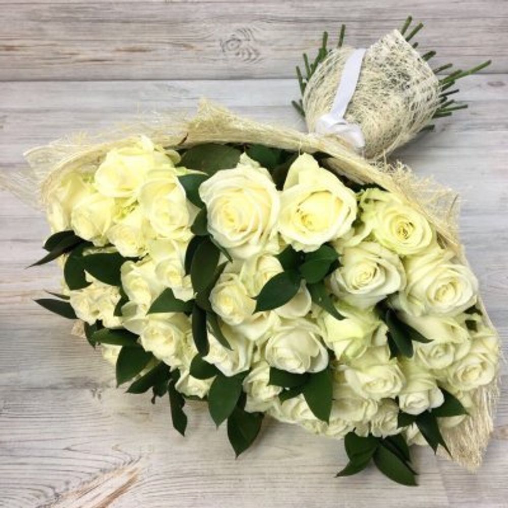 Букет из 29 белых роз (70 см) + зелень