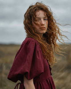 Платье с жабо и рукавами-фонариками из крапивы цвета бордо