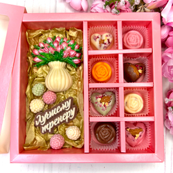 Шоколадный подарок "Лучшему тренеру. Ваза с тюльпанами": шоколадка-надпись, фигурка и 8 конфет ручной работы