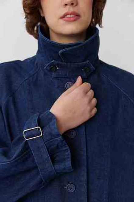 Объемный плащ из синей вареной джинсы