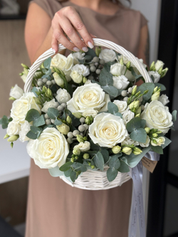 Изящное сочетание белоснежных цветов и зелени эвкалипта в композиции от Флора Маркет