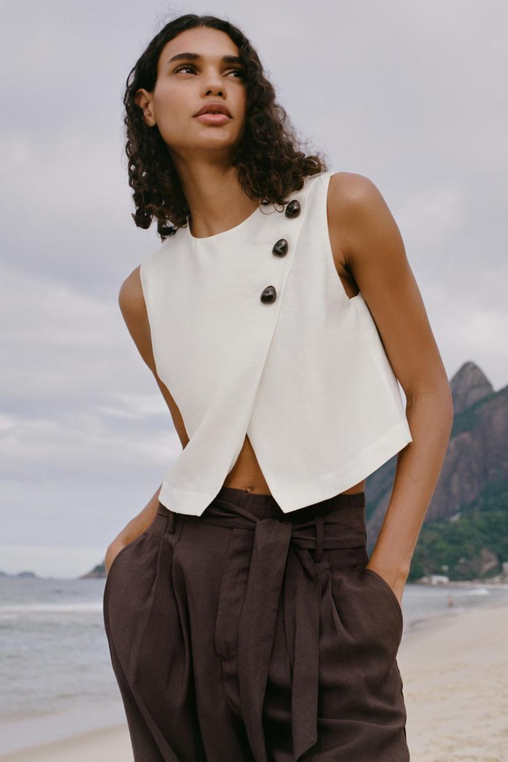 ZARA УКОРОЧЕННЫЙ ТОП НА ЗАПÁХЕ, ЖЕЛТОВАТО-БЕЛЫЙ