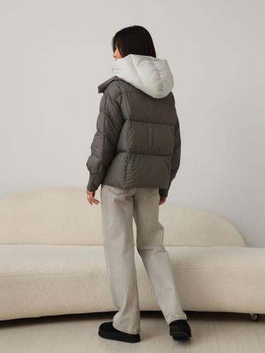 Укороченный пуховик цвета хаки с серым капюшоном