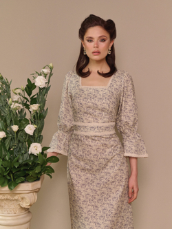 Платье с квадратным вырезом