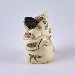 Нэцкэ Мальчик Карако на огромной тыкве-горлянке