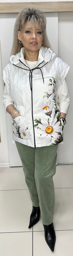 Белый стеганный жилет с принтом из ромашек