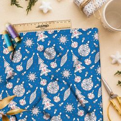 Ткань ниагара старые ёлочные игрушки на голубом фоне