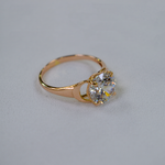 Кольцо с крупным фианитом