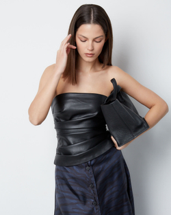 Топ с драпировками из экокожи черный