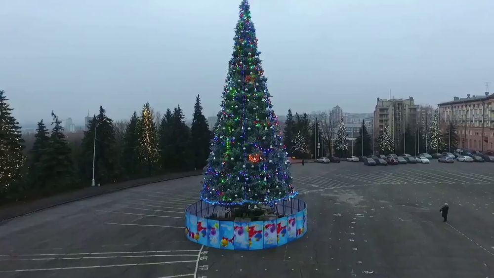 Уличная елка ствольная "Альпийская изумрудная" (пвх бело-зелёная) 18 м