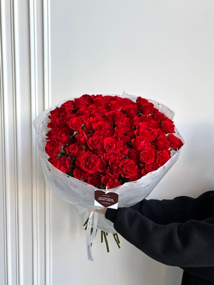 Моно букет из кустовых роз в красном оттенке 25 шт