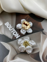 Накладка на пуговицу в форме цветка с белыми перламутровыми лепестками