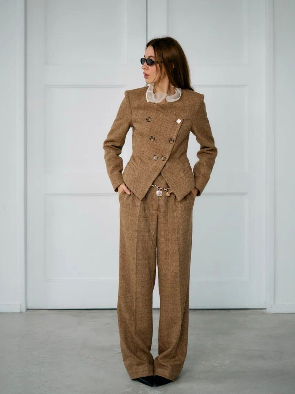 Жакет карамель приталенный с акцентными пуговицами