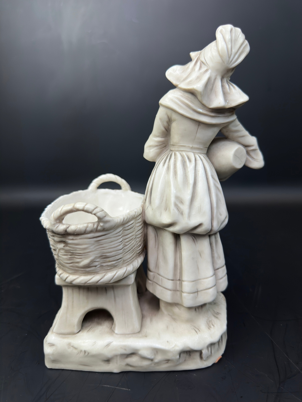 Девушка с кувшином и корзиной