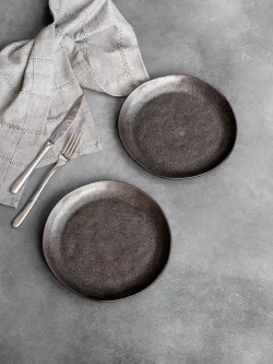 Набор из 2 тарелок 21 см мятый фарфор черная плоская