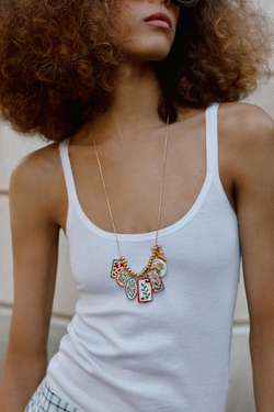 ZARA НАБОР ИЗ 2 ОЖЕРЕЛИЙ С ПОДВЕСКАМИ ИЗ СМОЛЫ И ЦВЕТОВ, ЗОЛОТИСТЫЙ