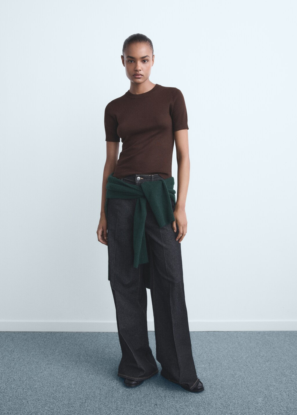 Джинсы с широкими штанинами и высокой посадкой