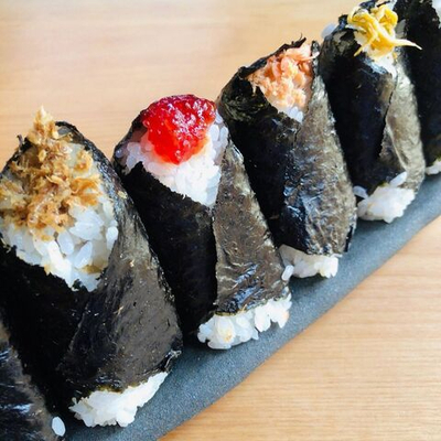 Онигири с лососем