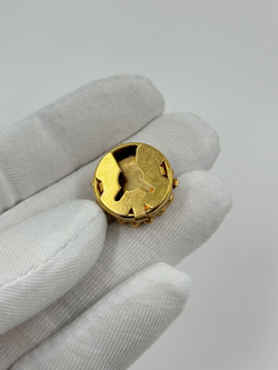 Накладка на пуговицу с оранжевой вставкой