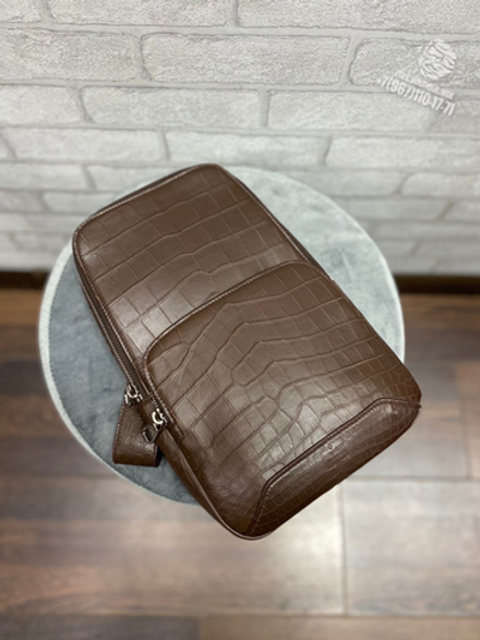 Сумка-слинг Louis Vuitton Avenue из кожи крокодила