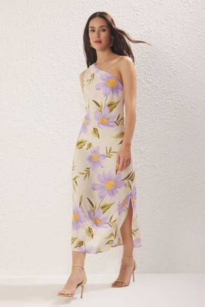 Платье миди с одним рукавом А-силуэта и сиреневыми цветами TWOSS25EL00438