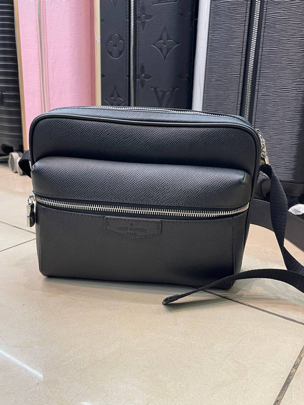 Сумка-мессенджер Louis Vuitton