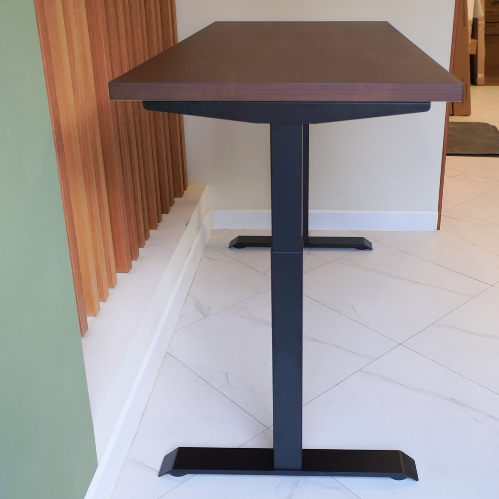 Регулируемый компьютерный стол Motor UP с регулировкой по высоте — столешница МДФ венге