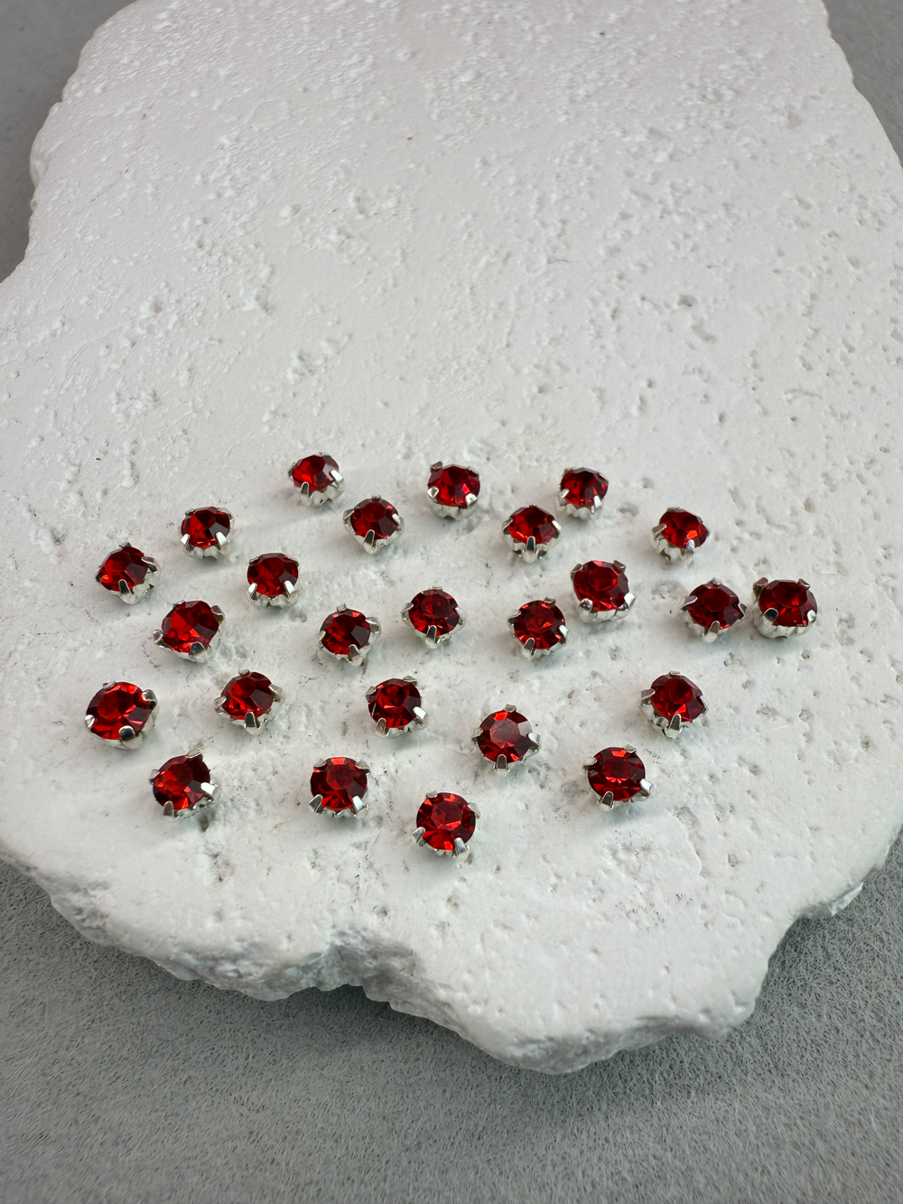 Шатоны 4 мм, Красный в серебре, 25 шт