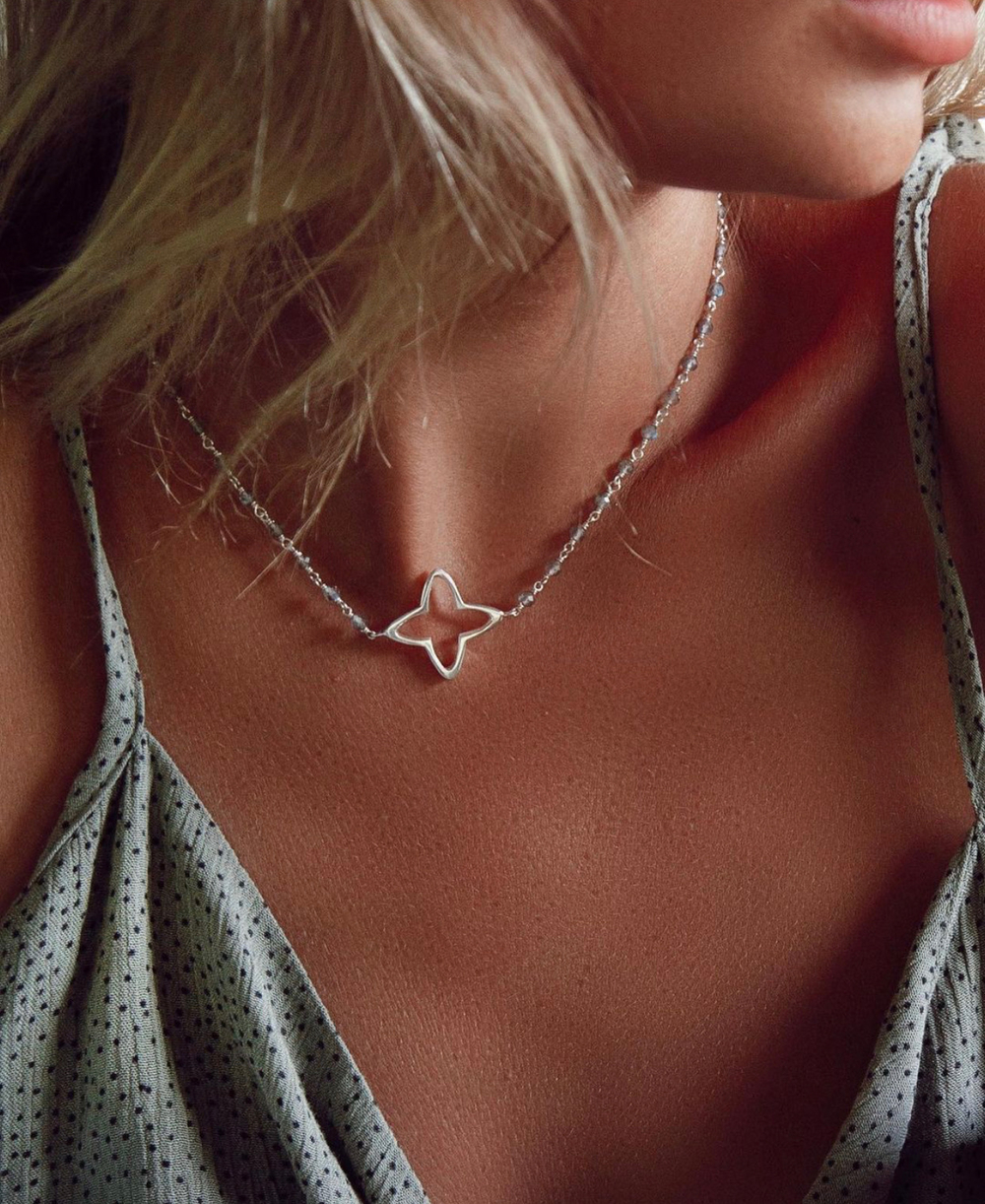 Колье «Клевер» с бусинами из лабрадорита